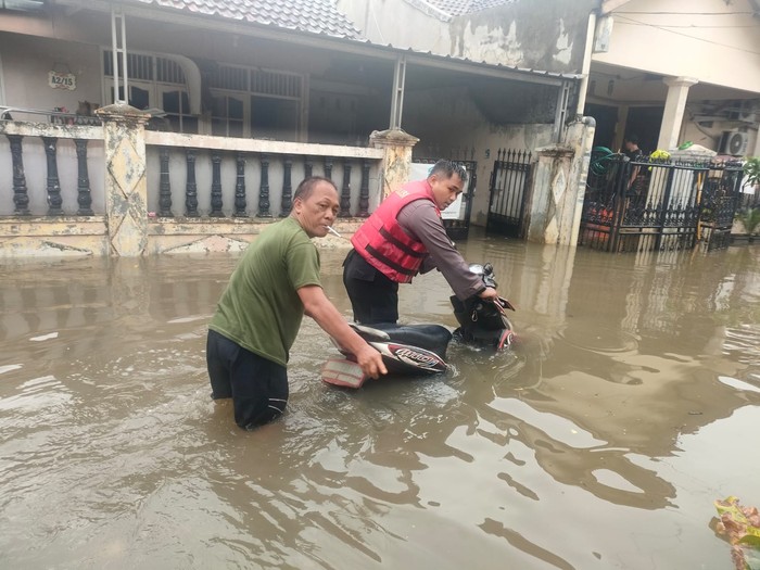 Kasie Pengamanan dan Penyelamatan (Sipammat) Direktorat Samapta Polda Metro Jaya, AKP Ali Hajar, menjelaskan soal banjir di Pondok Aren, Tangsel ini. (Dok Polda Metro Jaya)