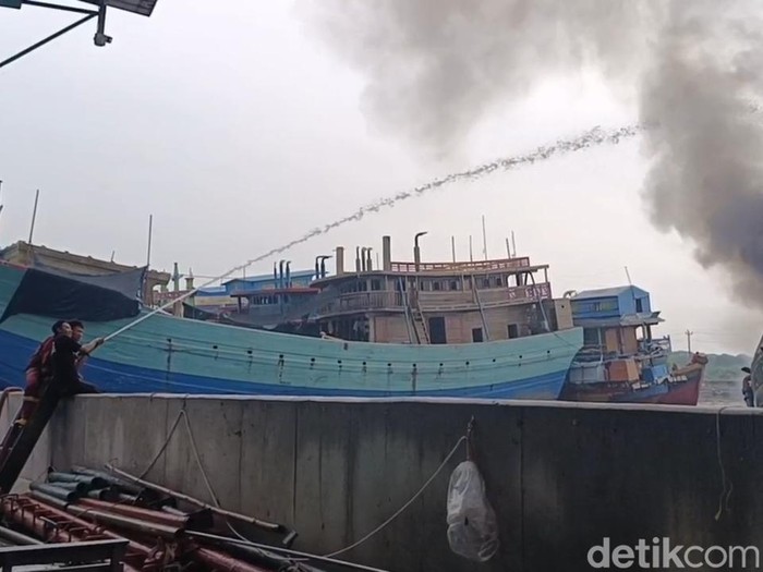 Kebakaran 12 kapal di jalur tambat labuh kawasan Pelabuhan Perikanan Nusantara Kota Pekalongan telah padam, Selasa (12/11/2024) siang.