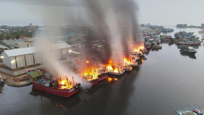 Kebakaran kapal di pelabuhan Pekalongan, Selasa (12/11/2024).