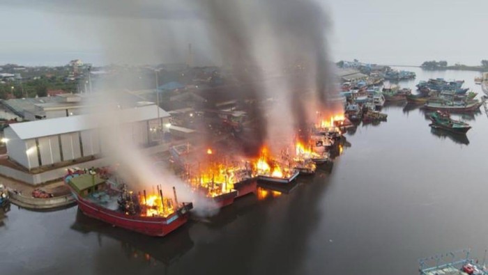 Kebakaran kapal ikan di Pelabuhan Perikanan Nusantara Pekalongan, Kota Pekalongan, Selasa (12/11/2024).