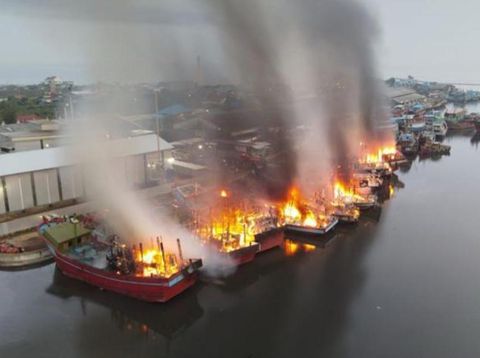 Kebakaran kapal ikan di Pelabuhan Perikanan Nusantara Pekalongan, Kota Pekalongan, Selasa (12/11/2024).
