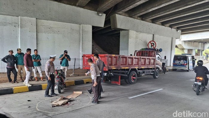 Kecelakaan melibatkan truk dan motor terjadi di Jl Raya Katulampa-Sukaraja, Kecamatan Bogor Timur (M Sholihin/detikcom)
