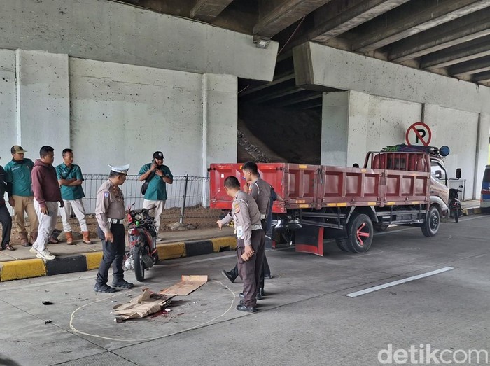 Kecelakaan melibatkan truk dan motor terjadi di Jl Raya Katulampa-Sukaraja, Kecamatan Bogor Timur (M Sholihin/detikcom)