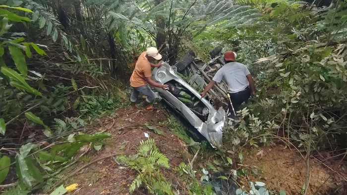 Kecelakaan mobil bawa WN Malaysia di Gayo Lues. (Foto: dok Ditlantas Polda Aceh)