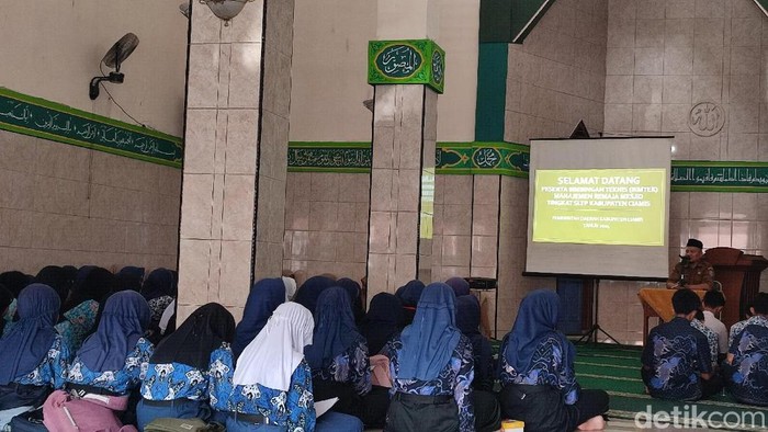 Kegiatan Bimtek Manajemen Remaja Masjid di SMP Ciamis.