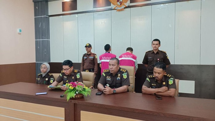 Kejari Boalemo menetapkan mantan kades dan bendahara desa Hongayonaa sebagai tersangka korupsi.
