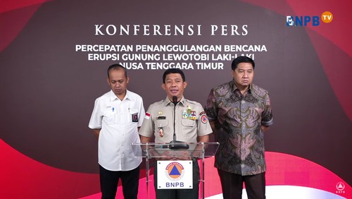 Kepala BNPB, Suharyanto, saat konferensi pers percepatan penanggulangan bencana erupsi Gunung Lewotobi Laki-laki, Selasa (12/11/2024). (Youtube BNPB TV)