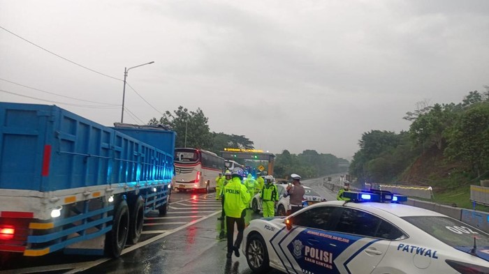 Pasca terjadinya kecelakaan beruntun di Ruas Tol Cipularang KM 92 arah Jakarta pada Senin, 11 November 2024, pihak Kepolisian melanjutkan olah tempat kejadian perkara (TKP).