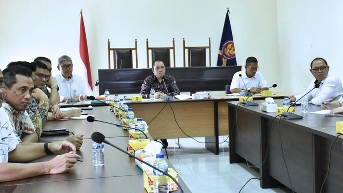 Ketua Komisi Pengawas Persaingan Usaha (KPPU) M. Fanshurullah Asa menggelar Focus Group Discussion (FGD) dengan sejumlah pelaku usaha industri gula.