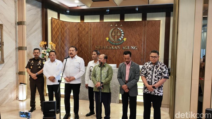Ketua KY bertemu dengan Jaksa Agung (Rumondang Naibaho/detikcom)