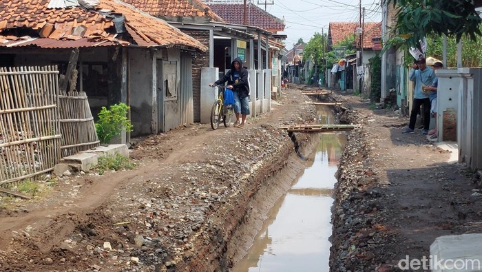 Kondisi jalan yang sedang diperbaiki di Desa Gamel