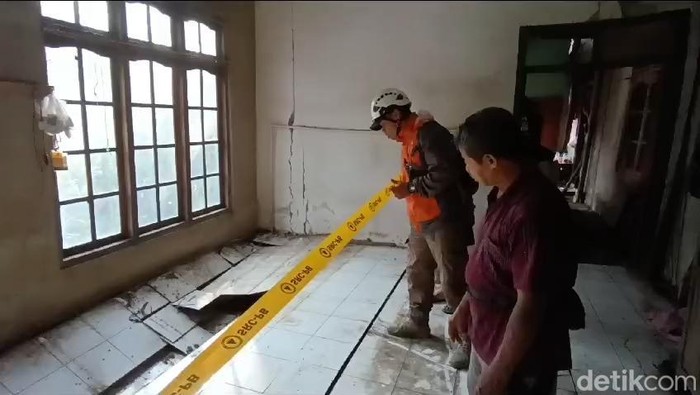 Kondisi rumah Suminto yang rusak akibat talud ambrol di Kokap, Kulon Progo, Selasa (12/11/2024).