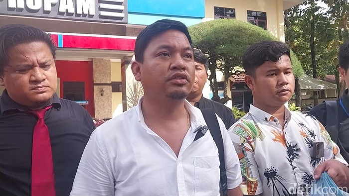 Koordinator Kuasa Hukum Satika-Sarlandy Hutabarat, Dwi Ngai Sinaga saat membuat pengaduan di Propam Polda Sumut, Selasa (12/11/2024). (Finta Rahyuni/detikSumut)