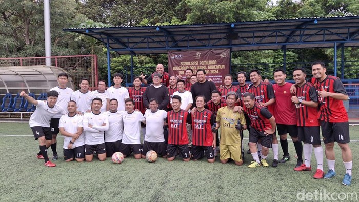 KPUD Jakarta melakukan sosialisasi pemilu bersama Jakmania dan komunitas sepakbola Seejontor FC yang berisi para jurnalis. (Taufiq/detikcom).