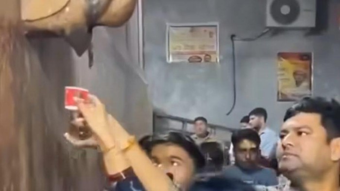 Warga mengantre air yang dianggap suci di Kuil Shri Banke Bihari, Vrindavan, India