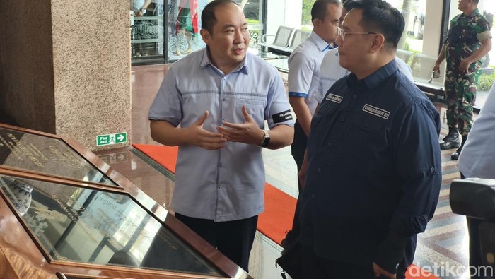 Kunjungan anggota Ombudsman Yeka Hendra Fatika di PT Sritex Sukoharjo, Selasa (12/11/2024).