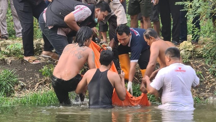 Proses evakuasi lansia yang ditemukan tewas tenggelam di Sungai Pengkang, Demak, Selasa (12/11/2024).