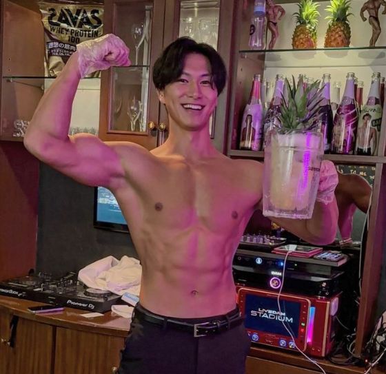 Bar dengan Pelayan Pria Berotot yang Sensual Viral di Jepang