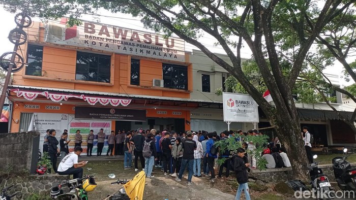 Mahasiswa demo di Bawaslu Kota Tasikmalaya.