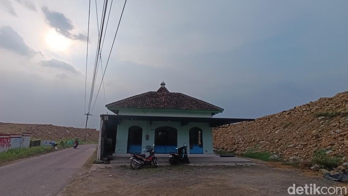 Masjid Tlogoadi, Mlati, Sleman masih berdiri kokoh di tengah gempuran proyek tol Jogja-Solo-YIA. Foto diambil Selasa (12/11/2024).