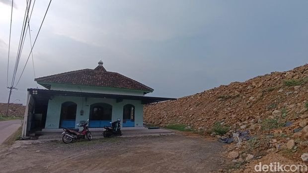 Masjid Tlogoadi, Mlati, Sleman masih berdiri kokoh di tengah gempuran proyek tol Jogja-Solo-YIA. Foto diambil Selasa (12/11/2024).