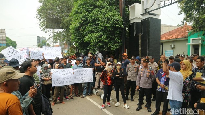Massa petani dan nelayan saat menggelar aksi demo soal penolakan pembelian solar subsidi gunakan barcode di kantor Dinas Pertanian Pati, Selasa (12/11/2024).