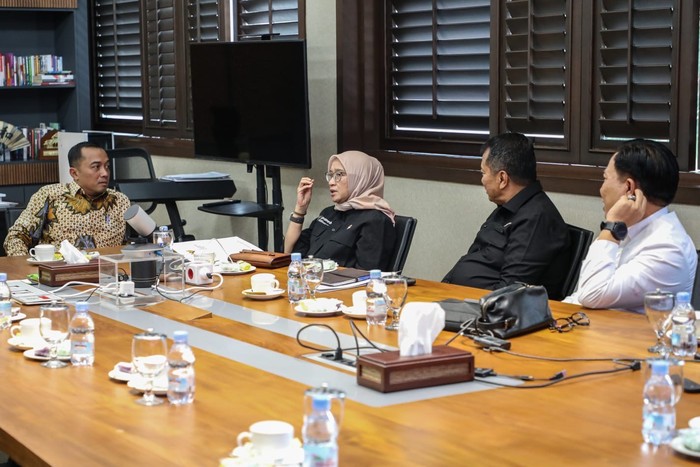 Menteri Pendayagunaan Aparatur Negara dan Reformasi Birokrasi (PANRB) Rini Widyantini melaksanakan rapat bersama Menteri Sekretaris Negara Prasetyo Hadi serta Wakil Menteri Keuangan Thomas Djiwandono, di Kantor Kemensetneg, Selasa (12/11).