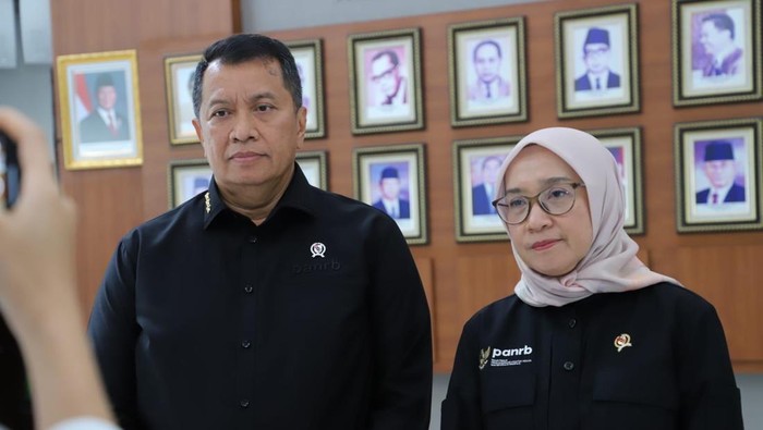 Menteri Pendayagunaan Aparatur Negara dan Reformasi Birokrasi (PANRB) Rini Widyantini melaksanakan rapat bersama Menteri Sekretaris Negara Prasetyo Hadi serta Wakil Menteri Keuangan Thomas Djiwandono, di Kantor Kemensetneg, Selasa (12/11).