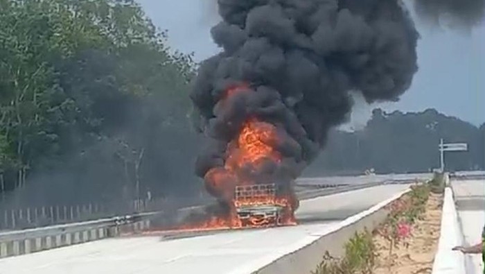 Mobil pikap terbakar di Tol Baleno