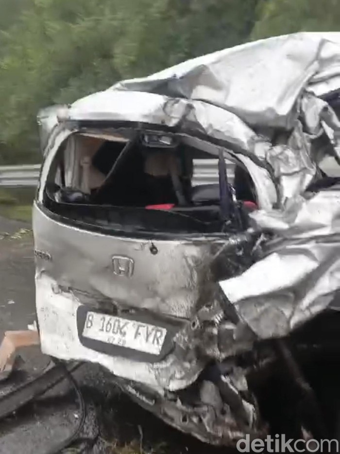 Mobil yang dikendarai keluarga Heri saat kecelakaan di Tol Cipularang KM 92 (dok istimewa)