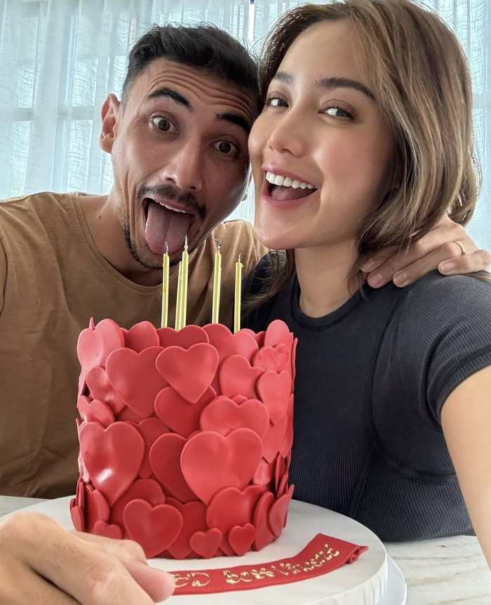 Momen Hangat Jessica Iskandar Saat Makan Bareng Keluarga