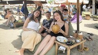 Bersama keluarganya, Jedar nongkrong di pinggir pantai di Bali sambil menikmati es kelapa muda segar. Foto: Instagram @inijedar