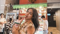 Ibunda El dan Don juga sempat menikmati minuman manis segar strawberry yang ia beli di Dotonburi, Jepang. Minumannya terlihat menggiurkan ya? Foto: Instagram @inijedar