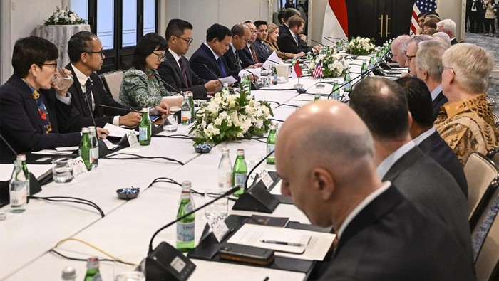 Presiden Prabowo Subianto menyapa wartawan usai melakukan pertemuan dengan anggota United States – Indonesia Society (Usindo) di Washington DC, Amerika Serikat, Senin (11/11/2024). Pertemuan Presiden Prabowo dengan anggota Usindo tersebut di antaranya membahas investasi perusahaan AS di Indonesia. ANTARA FOTO/Hafidz Mubarak A/Spt.