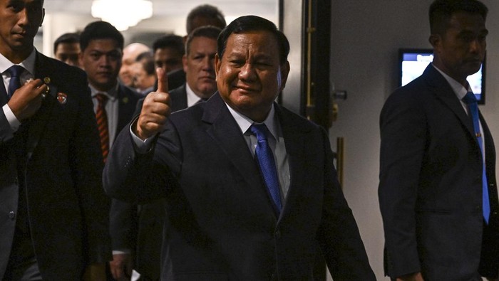 Presiden Prabowo Subianto menyapa wartawan usai melakukan pertemuan dengan anggota United States – Indonesia Society (Usindo) di Washington DC, Amerika Serikat, Senin (11/11/2024). Pertemuan Presiden Prabowo dengan anggota Usindo tersebut di antaranya membahas investasi perusahaan AS di Indonesia. ANTARA FOTO/Hafidz Mubarak A/Spt.
