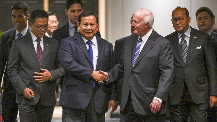 Momen Prabowo Bertemu USINDO di AS Presiden Prabowo Subianto menyapa wartawan usai melakukan pertemuan dengan anggota United States β Indonesia Society (Usindo) di Washington DC, Amerika Serikat, Senin (11/11/2024). Pertemuan Presiden Prabowo dengan anggota Usindo tersebut di antaranya membahas investasi perusahaan AS di Indonesia. ANTARA FOTO/Hafidz Mubarak A/Spt.