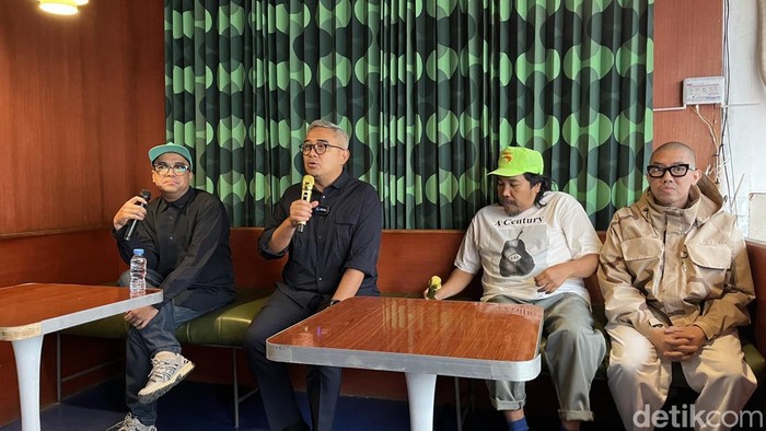 Muhammad Farhan nongkrong bareng para pengusaha clothing di Bandung, Selasa (12/11/2024)