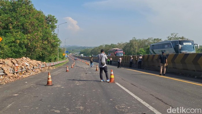 Olah TKP tabrakan beruntun di KM 92 Tol Cipularang.