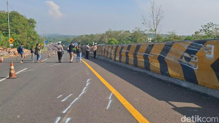 Olah TKP tabrakan beruntun di KM 92 Tol Cipularang.