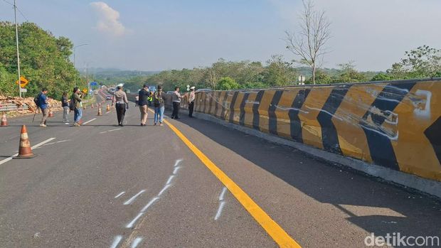 Olah TKP tabrakan beruntun di KM 92 Tol Cipularang.