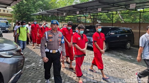 Para tersangka narkoba digiring saat rilis kasus di Mapolda NTB, Selasa (12/11/2024).