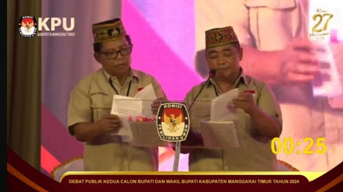 Paslon bupati-wakil bupati Manggarai Timur, Agas Andreas-Tarsisius Syukur (Akur) dalam debat kedua Pilkada Manggarai Timur 2024, Selasa (12/11/2024).
