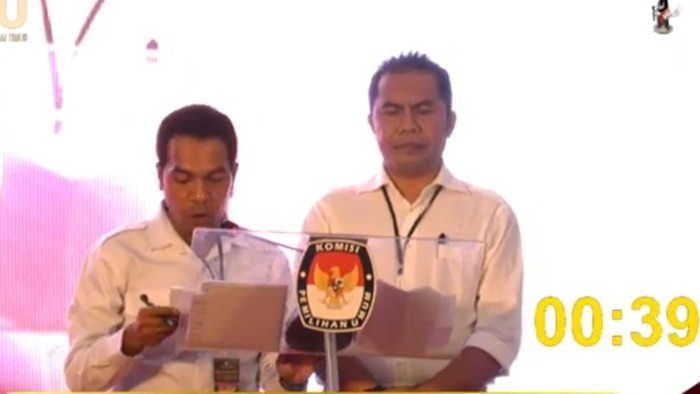 Paslon bupati-wakil bupati Manggarai Timur, Selphyanus Tovin-Frumensius Fredrik Anam (Elemen) pada debat debat kedua, Selasa (12/11/2024).