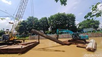 Ekskavator juga dikerahkan untuk memindahkan beton turap.