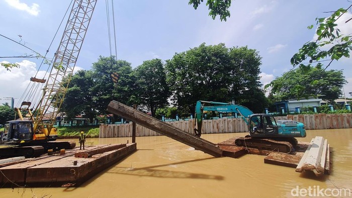 Pengerjaan pemasangan turap (sheet pile) Kalimalang, Jalan Chairil Anwar di Kota Bekasi, Jawa Barat, Selasa (12/11/2024).