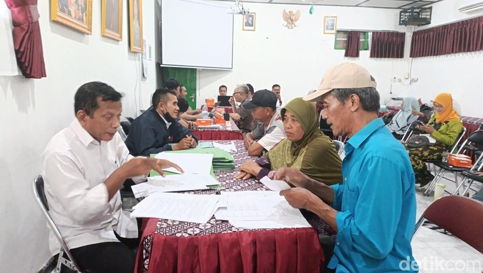 Prosesi musyawarah warga Kradenan terdampak tol Jogja-Solo-YIA di Kantor Kalurahan Banyuraden, Gamping, Sleman, Selasa (12/11/2024).