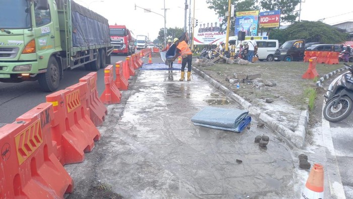 Proses pengeboran jalan untuk tol Jogja-Solo di Ring Road Utara, Kronggahan, Sleman. Foto diunggah Selasa (12/11/2024).