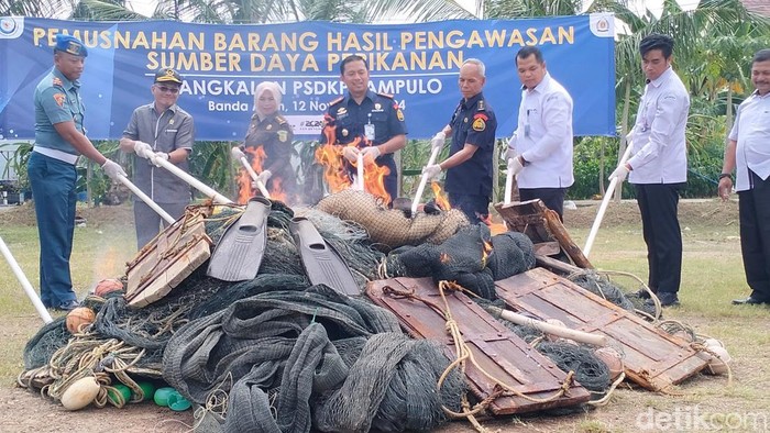 Pemusnahan alat tangkap ikan terlarang di Banda Aceh. (Agus Setyadi/detikSumut)