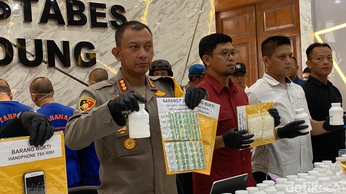 Penampakan botol vitamin ternak digunakan untuk mengemas pil setan
