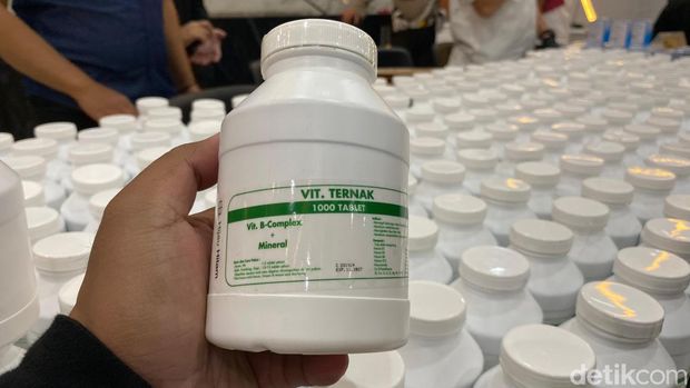 Penampakan botol vitamin ternak digunakan untuk mengemas pil setan